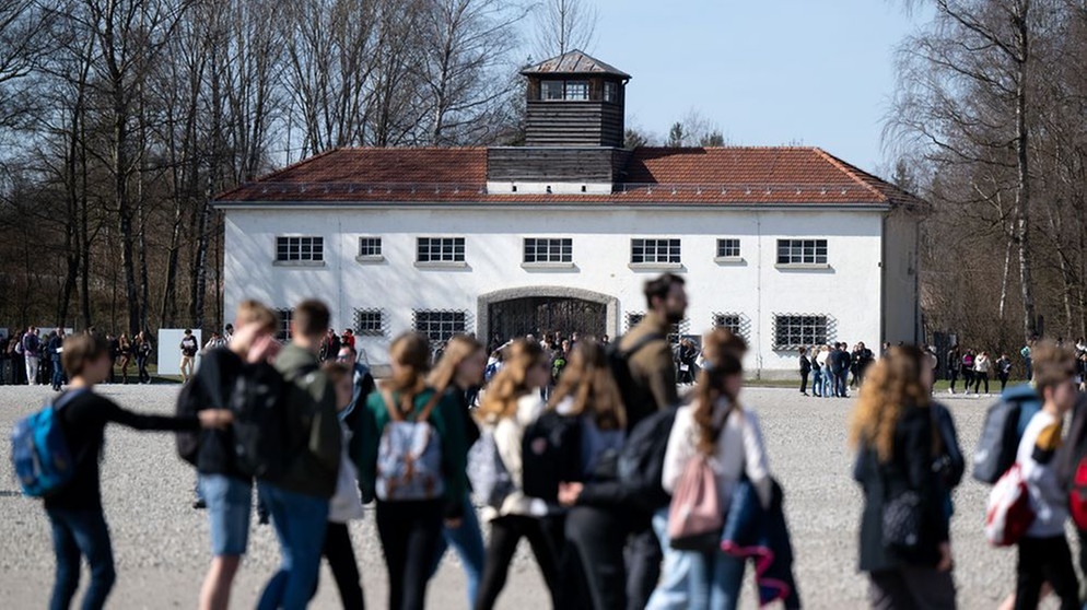 Neuntklässer an Realschulen und Gymnasien in Bayern müssen verpflichtend eine KZ-Gedenkstätte besuchen – wie hier in Dachau. | Bild: picture alliance/dpa | Sven Hoppe
